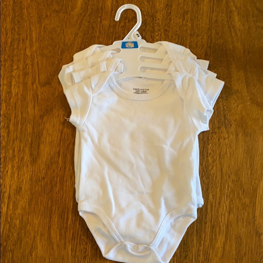 4 pack plain white onesies. Great crafting!